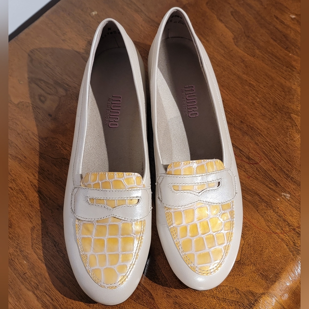 Munro walking wedge loafer size 9 N